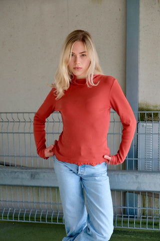 00s Langarmshirt in Orange – figurbetonter Schnitt mit gerippter Struktur sowie tollem mehrlagigem Design an Kragen, Ärmeln und Saum – insgesamt elastisch – entspricht einer M
