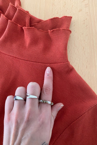 00s Langarmshirt in Orange – figurbetonter Schnitt mit gerippter Struktur sowie tollem mehrlagigem Design an Kragen, Ärmeln und Saum – insgesamt elastisch – entspricht einer M