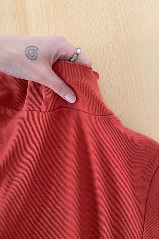 00s Langarmshirt in Orange – figurbetonter Schnitt mit gerippter Struktur sowie tollem mehrlagigem Design an Kragen, Ärmeln und Saum – insgesamt elastisch – entspricht einer M
