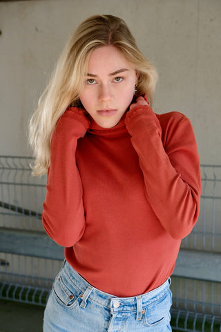 00s Langarmshirt in Orange – figurbetonter Schnitt mit gerippter Struktur sowie tollem mehrlagigem Design an Kragen, Ärmeln und Saum – insgesamt elastisch – entspricht einer M
