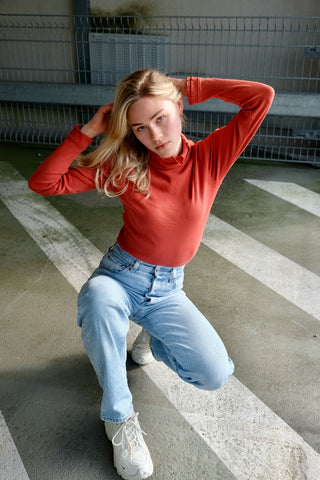 00s Langarmshirt in Orange – figurbetonter Schnitt mit gerippter Struktur sowie tollem mehrlagigem Design an Kragen, Ärmeln und Saum – insgesamt elastisch – entspricht einer M