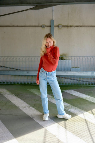 00s Langarmshirt in Orange – figurbetonter Schnitt mit gerippter Struktur sowie tollem mehrlagigem Design an Kragen, Ärmeln und Saum – insgesamt elastisch – entspricht einer M