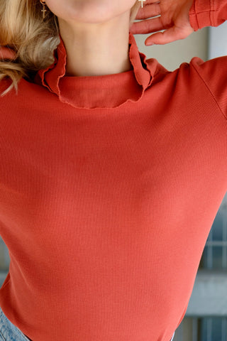 00s Langarmshirt in Orange – figurbetonter Schnitt mit gerippter Struktur sowie tollem mehrlagigem Design an Kragen, Ärmeln und Saum – insgesamt elastisch – entspricht einer M