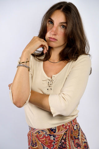 90s/00s Basic Shirt von der Marke Esprit in Creme/Beige, aus reiner Baumwolle, eher kürzerer Schnitt mit hübscher Schnürung vorn, gerippter Struktur und ¾-Ärmeln – Größe S und ein absolutes Highlight