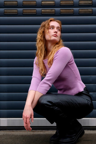 Figurbetontes, kurz geschnittenes 00s Shirt/leichter Basic Pullover mit ¾-Ärmeln und tollem Karree-Ausschnitt – die Farbe würden wir als einen schönen Fliederton oder ein Rosé-Mauve bezeichnen – ideal für eine XS