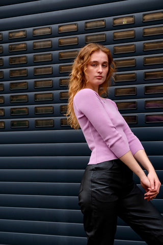 Figurbetontes, kurz geschnittenes 00s Shirt/leichter Basic Pullover mit ¾-Ärmeln und tollem Karree-Ausschnitt – die Farbe würden wir als einen schönen Fliederton oder ein Rosé-Mauve bezeichnen – ideal für eine XS