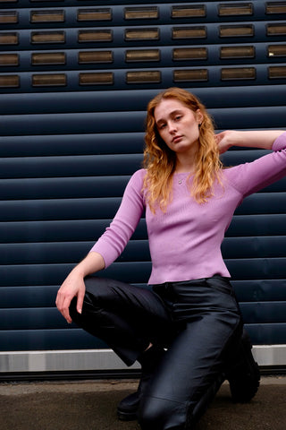 Figurbetontes, kurz geschnittenes 00s Shirt/leichter Basic Pullover mit ¾-Ärmeln und tollem Karree-Ausschnitt – die Farbe würden wir als einen schönen Fliederton oder ein Rosé-Mauve bezeichnen – ideal für eine XS