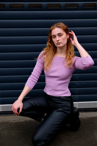 Figurbetontes, kurz geschnittenes 00s Shirt/leichter Basic Pullover mit ¾-Ärmeln und tollem Karree-Ausschnitt – die Farbe würden wir als einen schönen Fliederton oder ein Rosé-Mauve bezeichnen – ideal für eine XS