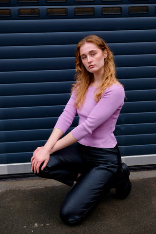 Figurbetontes, kurz geschnittenes 00s Shirt/leichter Basic Pullover mit ¾-Ärmeln und tollem Karree-Ausschnitt – die Farbe würden wir als einen schönen Fliederton oder ein Rosé-Mauve bezeichnen – ideal für eine XS