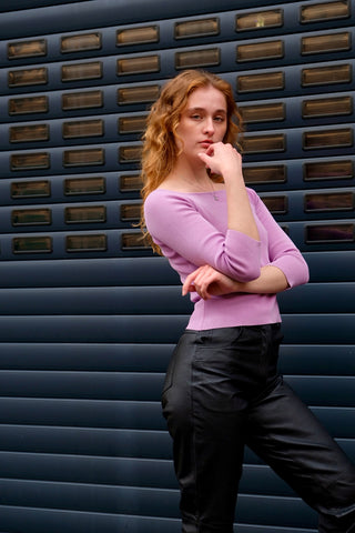 Figurbetontes, kurz geschnittenes 00s Shirt/leichter Basic Pullover mit ¾-Ärmeln und tollem Karree-Ausschnitt – die Farbe würden wir als einen schönen Fliederton oder ein Rosé-Mauve bezeichnen – ideal für eine XS