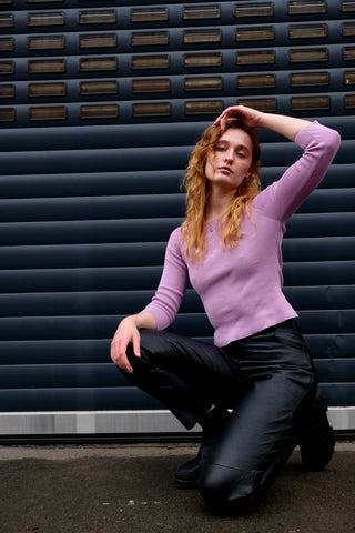 Figurbetontes, kurz geschnittenes 00s Shirt/leichter Basic Pullover mit ¾-Ärmeln und tollem Karree-Ausschnitt – die Farbe würden wir als einen schönen Fliederton oder ein Rosé-Mauve bezeichnen – ideal für eine XS