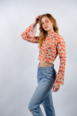 00s Mesh Longsleeve mit Blumenmuster in Orange – bauchfreier, figurbetonter Schnitt mit kleinem Stehkragen und tollen Trompetenärmeln – Größe S und ein absolutes Highlight