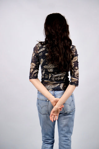 Figurbetontes Y2k Mesh Shirt mit halblangen Ärmeln und Paisley Print in Nachtblau/Blauschwarz, Braun, Beige und Creme – tragbar von einer XS bis S