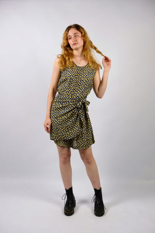 Dunkelblauer 90s Playsuit aus reiner Viskose mit Blümchenmuster in Gelb – lockerer Schnitt mit tollem Wickeldesign zum Binden in der Taille – Größe S und ein absolutes Highlight