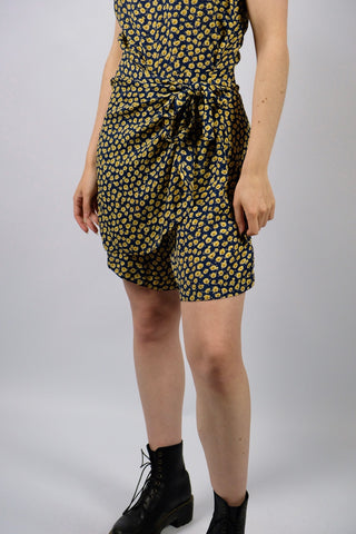 Dunkelblauer 90s Playsuit aus reiner Viskose mit Blümchenmuster in Gelb – lockerer Schnitt mit tollem Wickeldesign zum Binden in der Taille – Größe S und ein absolutes Highlight
