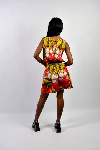 Ärmelloser 80s/90s Playsuit mit Knopfleiste vorn, Brusttaschen, stretchy Gummizug in der Taille und botanischem Crazy Pattern Print in Orangerot, Hellgrün, Olivgrün, Olivbraun, Weiß, Gelb und Magenta – wir empfehlen den Einteiler einer XS – ein seltenes Fundstück und absolutes Highlight