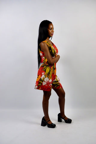 Ärmelloser 80s/90s Playsuit mit Knopfleiste vorn, Brusttaschen, stretchy Gummizug in der Taille und botanischem Crazy Pattern Print in Orangerot, Hellgrün, Olivgrün, Olivbraun, Weiß, Gelb und Magenta – wir empfehlen den Einteiler einer XS – ein seltenes Fundstück und absolutes Highlight