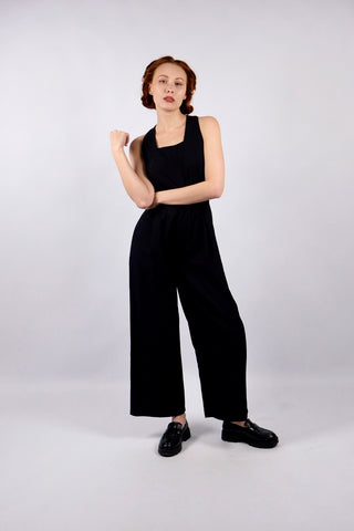 Atemberaubender 90s Jumpsuit in einzigartigem Schnitt mit breiten Trägern, eckigem Ausschnitt, extra weitem Bein und seitlichen Eingrifftaschen – lässt sich toll einzeln tragen, eignet sich aber auch hervorragend für Kombi-Looks mit Blusen – ein seltenes Fundstück und absolutes Highlight in Größe S