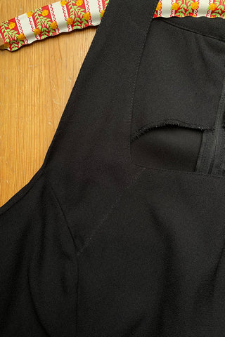 Atemberaubender 90s Jumpsuit in einzigartigem Schnitt mit breiten Trägern, eckigem Ausschnitt, extra weitem Bein und seitlichen Eingrifftaschen – lässt sich toll einzeln tragen, eignet sich aber auch hervorragend für Kombi-Looks mit Blusen – ein seltenes Fundstück und absolutes Highlight in Größe S