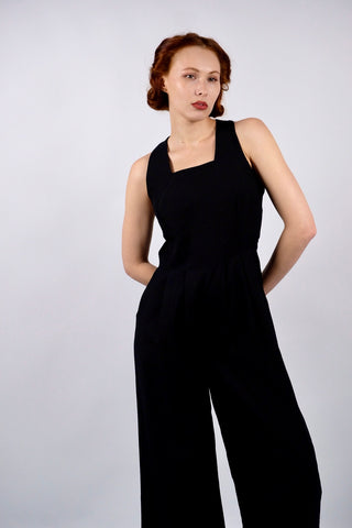 Atemberaubender 90s Jumpsuit in einzigartigem Schnitt mit breiten Trägern, eckigem Ausschnitt, extra weitem Bein und seitlichen Eingrifftaschen – lässt sich toll einzeln tragen, eignet sich aber auch hervorragend für Kombi-Looks mit Blusen – ein seltenes Fundstück und absolutes Highlight in Größe S