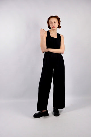 Atemberaubender 90s Jumpsuit in einzigartigem Schnitt mit breiten Trägern, eckigem Ausschnitt, extra weitem Bein und seitlichen Eingrifftaschen – lässt sich toll einzeln tragen, eignet sich aber auch hervorragend für Kombi-Looks mit Blusen – ein seltenes Fundstück und absolutes Highlight in Größe S