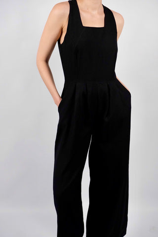 Atemberaubender 90s Jumpsuit in einzigartigem Schnitt mit breiten Trägern, eckigem Ausschnitt, extra weitem Bein und seitlichen Eingrifftaschen – lässt sich toll einzeln tragen, eignet sich aber auch hervorragend für Kombi-Looks mit Blusen – ein seltenes Fundstück und absolutes Highlight in Größe S