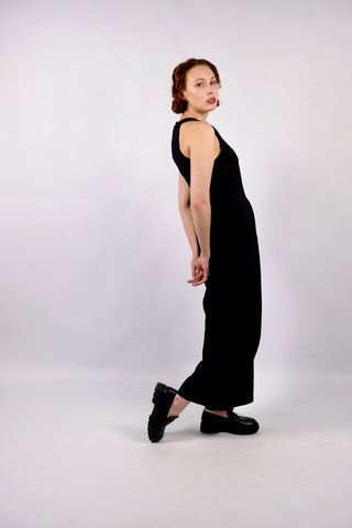 Atemberaubender 90s Jumpsuit in einzigartigem Schnitt mit breiten Trägern, eckigem Ausschnitt, extra weitem Bein und seitlichen Eingrifftaschen – lässt sich toll einzeln tragen, eignet sich aber auch hervorragend für Kombi-Looks mit Blusen – ein seltenes Fundstück und absolutes Highlight in Größe S