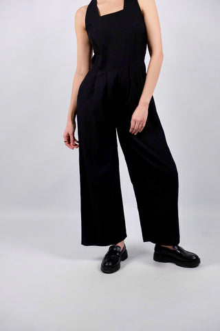 Atemberaubender 90s Jumpsuit in einzigartigem Schnitt mit breiten Trägern, eckigem Ausschnitt, extra weitem Bein und seitlichen Eingrifftaschen – lässt sich toll einzeln tragen, eignet sich aber auch hervorragend für Kombi-Looks mit Blusen – ein seltenes Fundstück und absolutes Highlight in Größe S