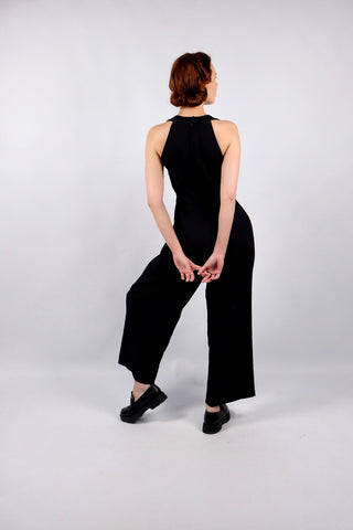 Atemberaubender 90s Jumpsuit in einzigartigem Schnitt mit breiten Trägern, eckigem Ausschnitt, extra weitem Bein und seitlichen Eingrifftaschen – lässt sich toll einzeln tragen, eignet sich aber auch hervorragend für Kombi-Looks mit Blusen – ein seltenes Fundstück und absolutes Highlight in Größe S
