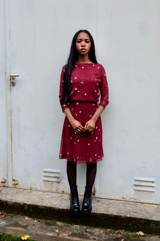 Weinrotes 00s Mesh Set bestehend aus einem Shirt mit ¾-Ärmeln und U-Boot-Ausschnitt sowie dazu passendem High Waist Midirock – tolle Blumenstickereien in Rosa, Pink, Weiß und Grün sowie transparente Ärmel beim Oberteil – der Rock ist am Bund elastisch und auch das Shirt insgesamt leicht dehnbar; wir empfehlen den Zweiteiler einer M – ein absolutes Highlight