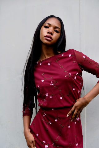 Weinrotes 00s Mesh Set bestehend aus einem Shirt mit ¾-Ärmeln und U-Boot-Ausschnitt sowie dazu passendem High Waist Midirock – tolle Blumenstickereien in Rosa, Pink, Weiß und Grün sowie transparente Ärmel beim Oberteil – der Rock ist am Bund elastisch und auch das Shirt insgesamt leicht dehnbar; wir empfehlen den Zweiteiler einer M – ein absolutes Highlight