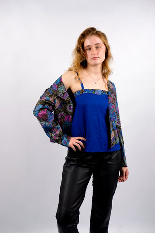 80s Zweiteiler bestehend aus einem Blazer mit abstrakt-floralem Crazy Pattern Print in Blautönen, Braun, Schwarz, Pink und Mint sowie dazu passendem Trägertop in Royalblau, ebenfalls dezent am Ausschnitt gemustert – das Set besteht aus angenehmer Materialmischung (Baumwolle-Modal) und ist für eine heutige XS bis S zu empfehlen (bitte Anmerkung beachten)