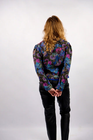 80s Zweiteiler bestehend aus einem Blazer mit abstrakt-floralem Crazy Pattern Print in Blautönen, Braun, Schwarz, Pink und Mint sowie dazu passendem Trägertop in Royalblau, ebenfalls dezent am Ausschnitt gemustert – das Set besteht aus angenehmer Materialmischung (Baumwolle-Modal) und ist für eine heutige XS bis S zu empfehlen (bitte Anmerkung beachten)