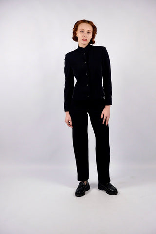 Atemberaubender 90s/00s Hosenanzug aus schwarzer Viskose und Schurwolle; das Set besteht aus einem taillierten, klassischen Blazer sowie einer dazu passenden Mid Waist Hose mit geradem Bein – außerdem hat der Zweiteiler dezente, geschnürte Kunstleder-Details – ein seltenes Fundstück und absolutes Highlight in Größe S