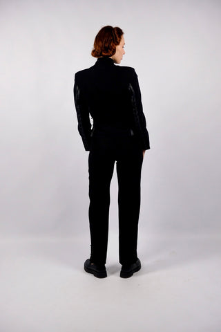 Atemberaubender 90s/00s Hosenanzug aus schwarzer Viskose und Schurwolle; das Set besteht aus einem taillierten, klassischen Blazer sowie einer dazu passenden Mid Waist Hose mit geradem Bein – außerdem hat der Zweiteiler dezente, geschnürte Kunstleder-Details – ein seltenes Fundstück und absolutes Highlight in Größe S