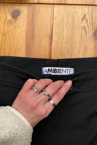 Atemberaubender 90s/00s Hosenanzug aus schwarzer Viskose und Schurwolle; das Set besteht aus einem taillierten, klassischen Blazer sowie einer dazu passenden Mid Waist Hose mit geradem Bein – außerdem hat der Zweiteiler dezente, geschnürte Kunstleder-Details – ein seltenes Fundstück und absolutes Highlight in Größe S