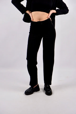 Atemberaubender 90s/00s Hosenanzug aus schwarzer Viskose und Schurwolle; das Set besteht aus einem taillierten, klassischen Blazer sowie einer dazu passenden Mid Waist Hose mit geradem Bein – außerdem hat der Zweiteiler dezente, geschnürte Kunstleder-Details – ein seltenes Fundstück und absolutes Highlight in Größe S