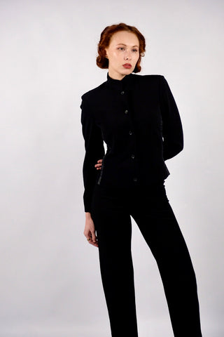 Atemberaubender 90s/00s Hosenanzug aus schwarzer Viskose und Schurwolle; das Set besteht aus einem taillierten, klassischen Blazer sowie einer dazu passenden Mid Waist Hose mit geradem Bein – außerdem hat der Zweiteiler dezente, geschnürte Kunstleder-Details – ein seltenes Fundstück und absolutes Highlight in Größe S