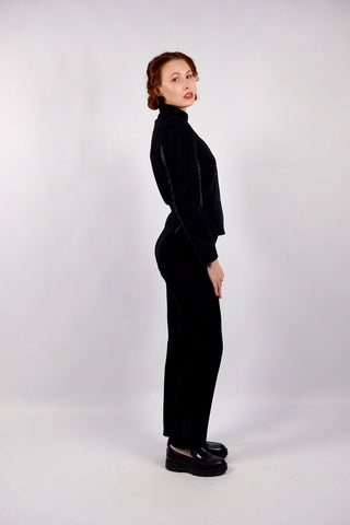 Atemberaubender 90s/00s Hosenanzug aus schwarzer Viskose und Schurwolle; das Set besteht aus einem taillierten, klassischen Blazer sowie einer dazu passenden Mid Waist Hose mit geradem Bein – außerdem hat der Zweiteiler dezente, geschnürte Kunstleder-Details – ein seltenes Fundstück und absolutes Highlight in Größe S