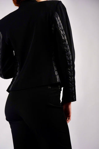 Atemberaubender 90s/00s Hosenanzug aus schwarzer Viskose und Schurwolle; das Set besteht aus einem taillierten, klassischen Blazer sowie einer dazu passenden Mid Waist Hose mit geradem Bein – außerdem hat der Zweiteiler dezente, geschnürte Kunstleder-Details – ein seltenes Fundstück und absolutes Highlight in Größe S