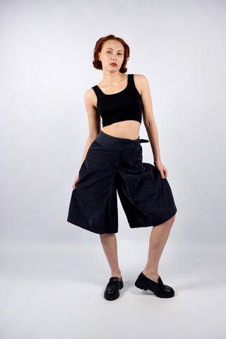 00s Hosenrock aus weichem Baumwollcord in Dunkelgrau (leicht Blaugrau) mit verstellbarem, integriertem Gürtel und seitlichen Eingrifftaschen – die Hose hat regulär einen Baggy Fit und eine tiefe Taille, lässt sich aber unserer Einschätzung nach von verschiedenen Größen tragen – je nach gewünschter Passform