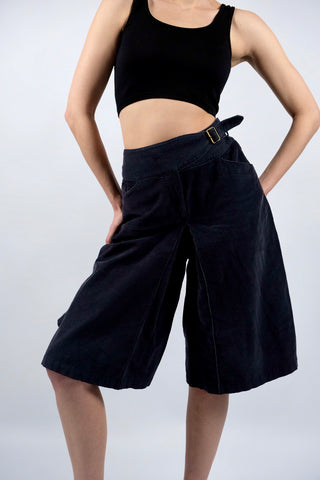 00s Hosenrock aus weichem Baumwollcord in Dunkelgrau (leicht Blaugrau) mit verstellbarem, integriertem Gürtel und seitlichen Eingrifftaschen – die Hose hat regulär einen Baggy Fit und eine tiefe Taille, lässt sich aber unserer Einschätzung nach von verschiedenen Größen tragen – je nach gewünschter Passform