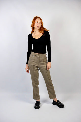 Hochwertige 80s/90s Hose made in Austria aus Wollmischung, mit hoher Taille, zartem Hahnentritt-/Karomuster in Beige-Braun sowie dunkelbrauner Stickerei seitlich (s. letztes Foto); die angegebene Größe ist M, fällt jedoch kleiner aus – wir empfehlen die Hose der Zwischengröße S/M (bitte Maße beachten)