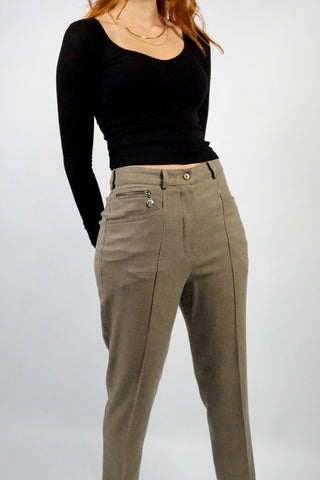 Hochwertige 80s/90s Hose made in Austria aus Wollmischung, mit hoher Taille, zartem Hahnentritt-/Karomuster in Beige-Braun sowie dunkelbrauner Stickerei seitlich (s. letztes Foto); die angegebene Größe ist M, fällt jedoch kleiner aus – wir empfehlen die Hose der Zwischengröße S/M (bitte Maße beachten)