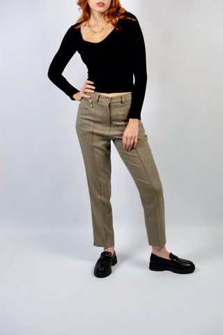 Hochwertige 80s/90s Hose made in Austria aus Wollmischung, mit hoher Taille, zartem Hahnentritt-/Karomuster in Beige-Braun sowie dunkelbrauner Stickerei seitlich (s. letztes Foto); die angegebene Größe ist M, fällt jedoch kleiner aus – wir empfehlen die Hose der Zwischengröße S/M (bitte Maße beachten)