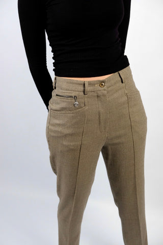 Hochwertige 80s/90s Hose made in Austria aus Wollmischung, mit hoher Taille, zartem Hahnentritt-/Karomuster in Beige-Braun sowie dunkelbrauner Stickerei seitlich (s. letztes Foto); die angegebene Größe ist M, fällt jedoch kleiner aus – wir empfehlen die Hose der Zwischengröße S/M (bitte Maße beachten)