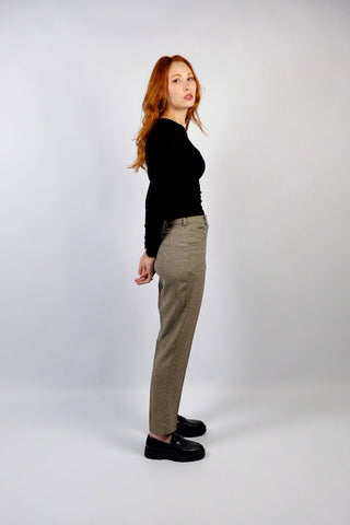 Hochwertige 80s/90s Hose made in Austria aus Wollmischung, mit hoher Taille, zartem Hahnentritt-/Karomuster in Beige-Braun sowie dunkelbrauner Stickerei seitlich (s. letztes Foto); die angegebene Größe ist M, fällt jedoch kleiner aus – wir empfehlen die Hose der Zwischengröße S/M (bitte Maße beachten)