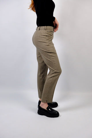 Hochwertige 80s/90s Hose made in Austria aus Wollmischung, mit hoher Taille, zartem Hahnentritt-/Karomuster in Beige-Braun sowie dunkelbrauner Stickerei seitlich (s. letztes Foto); die angegebene Größe ist M, fällt jedoch kleiner aus – wir empfehlen die Hose der Zwischengröße S/M (bitte Maße beachten)
