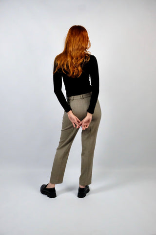 Hochwertige 80s/90s Hose made in Austria aus Wollmischung, mit hoher Taille, zartem Hahnentritt-/Karomuster in Beige-Braun sowie dunkelbrauner Stickerei seitlich (s. letztes Foto); die angegebene Größe ist M, fällt jedoch kleiner aus – wir empfehlen die Hose der Zwischengröße S/M (bitte Maße beachten)