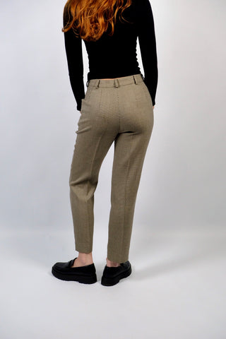 Hochwertige 80s/90s Hose made in Austria aus Wollmischung, mit hoher Taille, zartem Hahnentritt-/Karomuster in Beige-Braun sowie dunkelbrauner Stickerei seitlich (s. letztes Foto); die angegebene Größe ist M, fällt jedoch kleiner aus – wir empfehlen die Hose der Zwischengröße S/M (bitte Maße beachten)